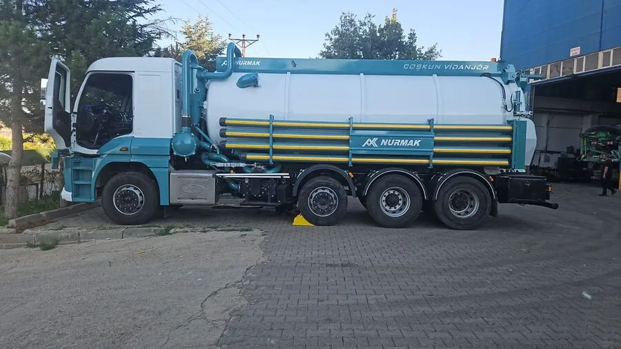 Kadıköy'de en yakın vidanjör aracının çağrı üzerine sahaya doğru yol alırken fotoğrafı