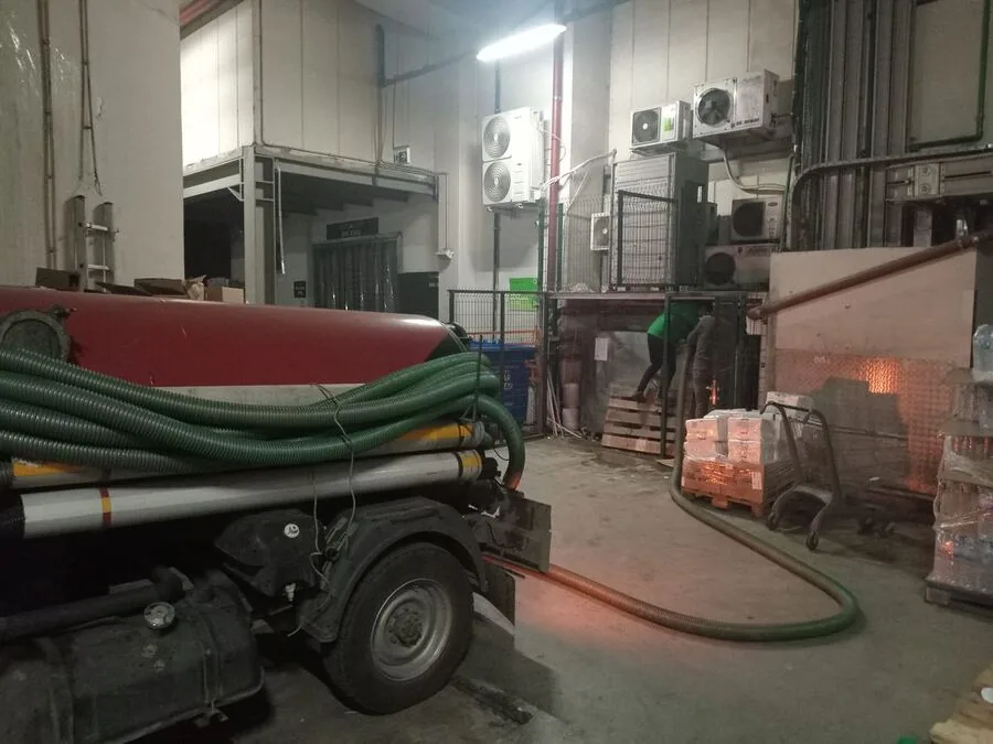 Kadıköy'de eski bir binanın foseptiğini boşaltan vidanjör aracının fotoğrafı