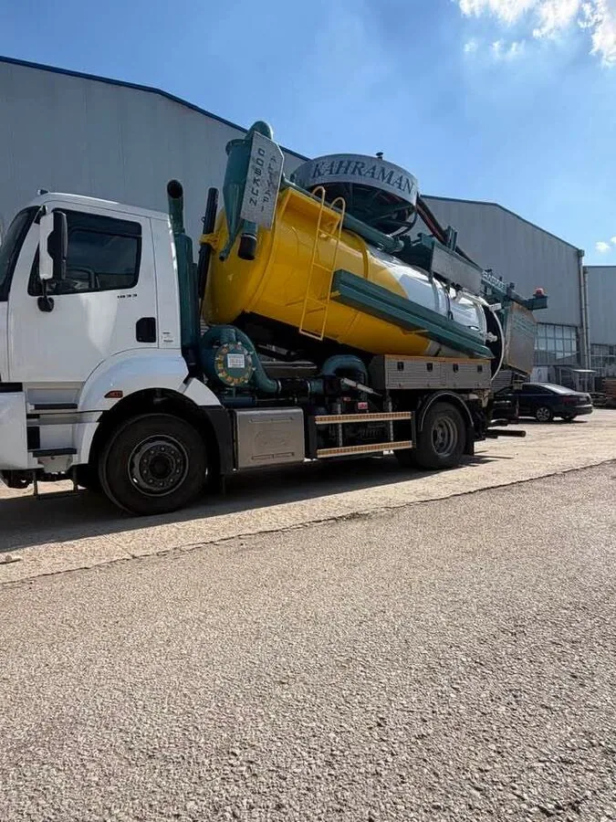 Kadıköy'de büyük kapasiteli kuka vidanjör aracının bir apartmanın foseptiğini boşaltırken çekilmiş fotoğrafı